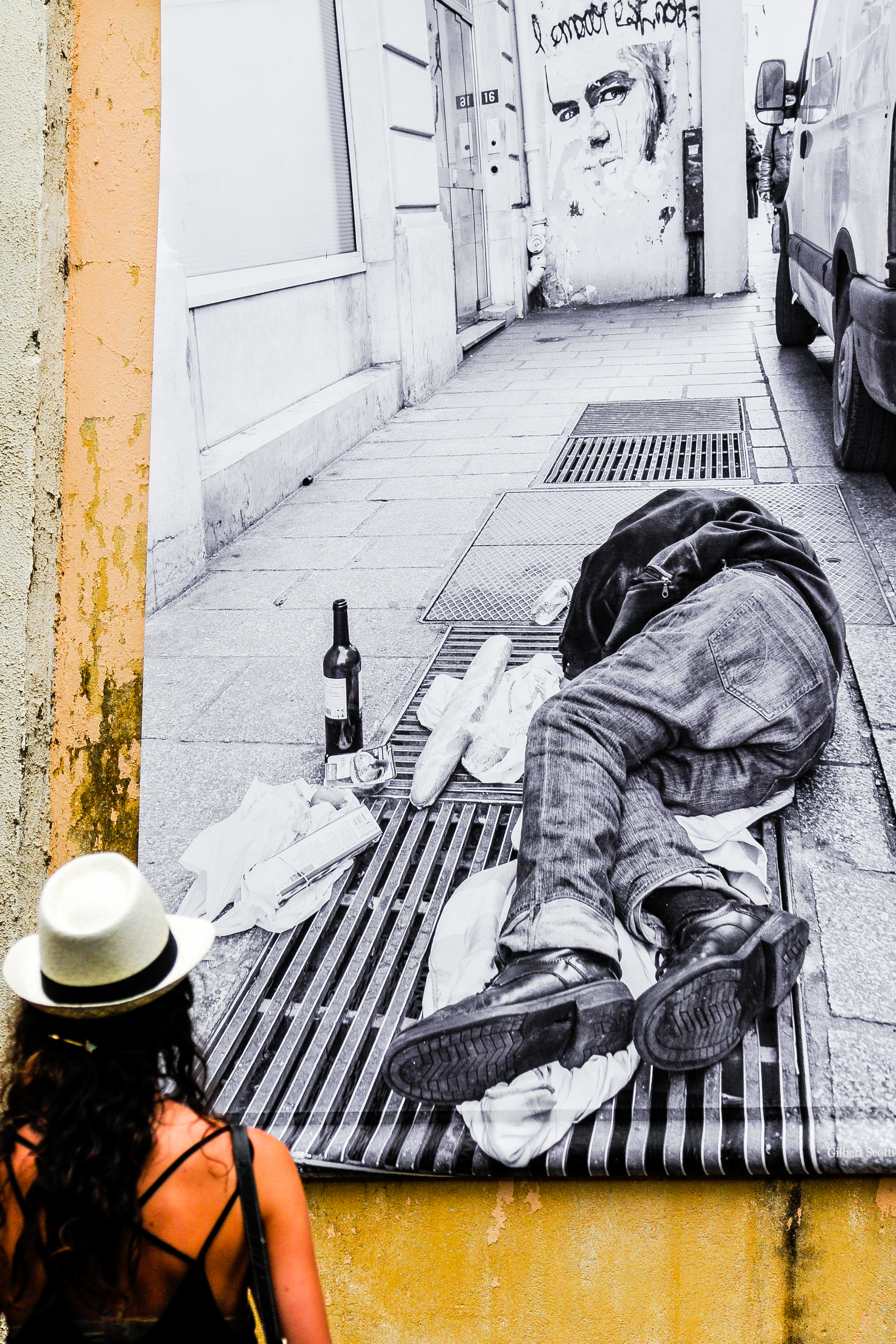 Visiteuse au chapeau